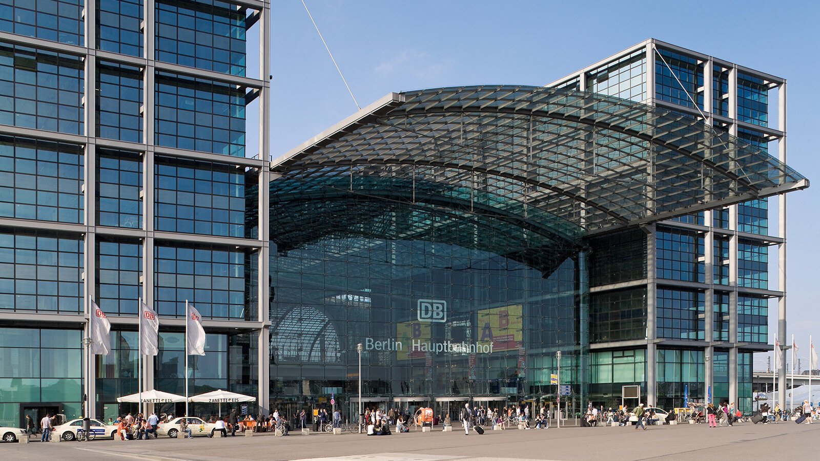 Der Hauptbahnhof in Berlin mit Blick auf den Haupteingang