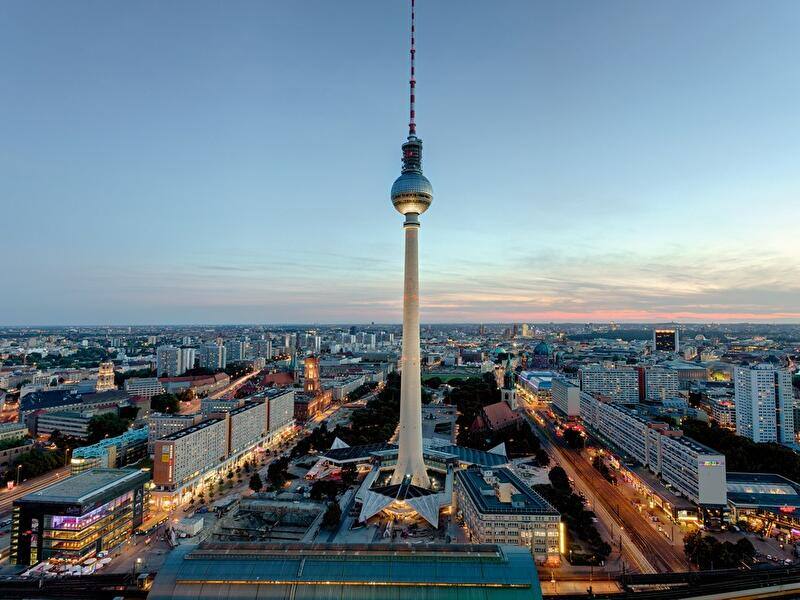 Der Berliner Fernsehturm aus der Vogelperspektive