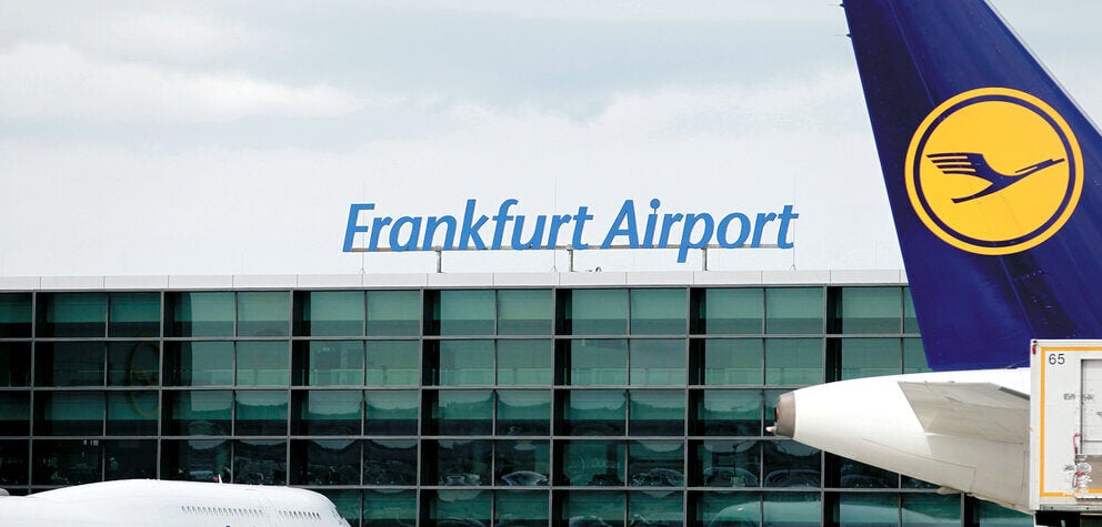 Ein Lufthansa Flugzeug steht am Flughafen Frankfurt